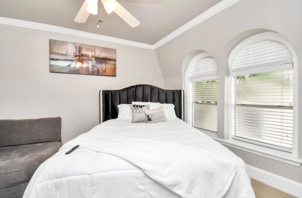 Stunning Private Room In Town Home Houston Exterior photo